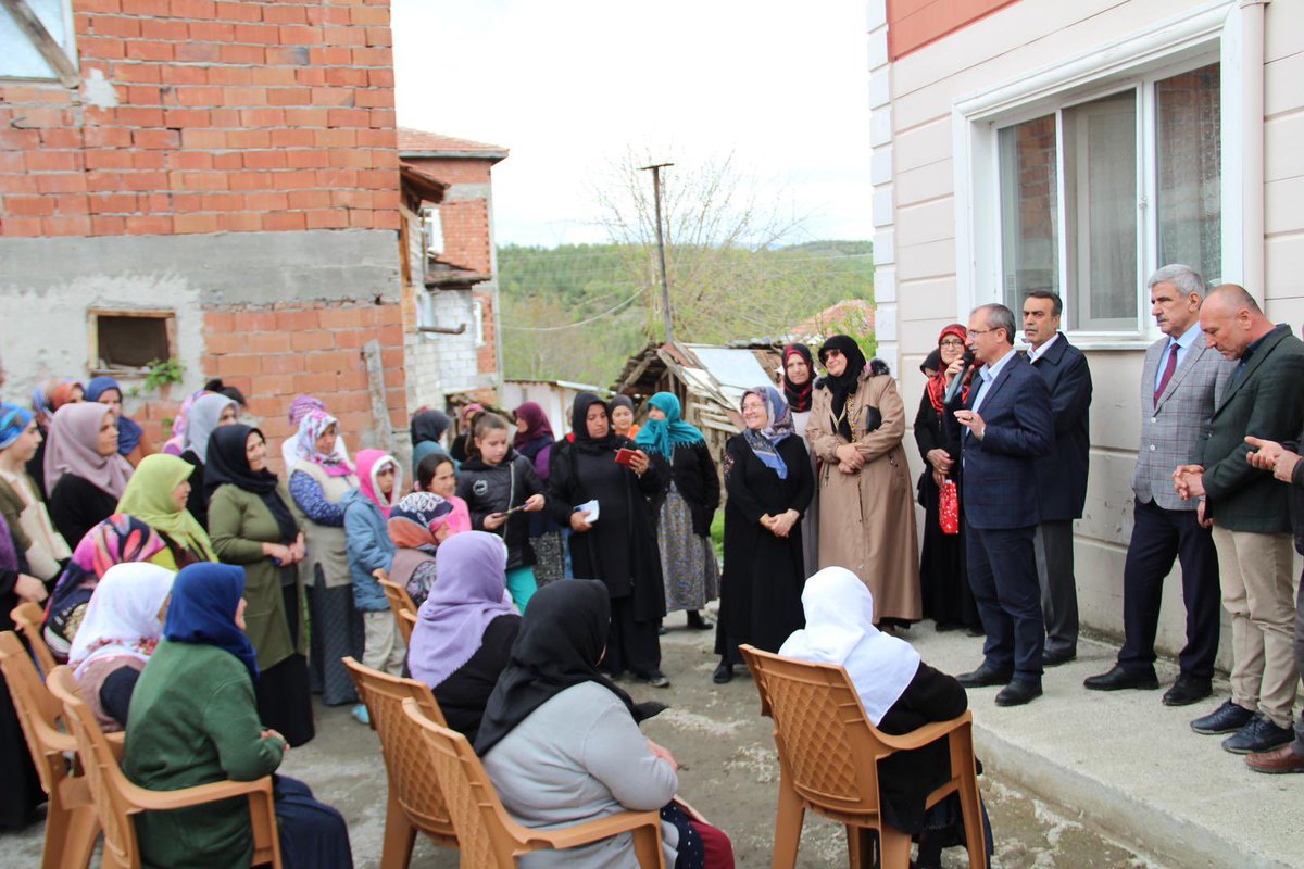 AvOrhanKIRCALI's tweet photo. 📍Vezirköprü / Sarıalan Mahallesi
                               Aksakal Sokak

Yüz yüze, gönül gönüle değerli hemşehrilerimizle bir ve beraberiz…

Bizleri samimiyet ve muhabbetle karşılayan büyüklerimize, çocuklarımıza ve hanım kardeşlerimize teşekkür ediyorum.

#DoğrusuAKParti https://t.co/nuoHXYubCr