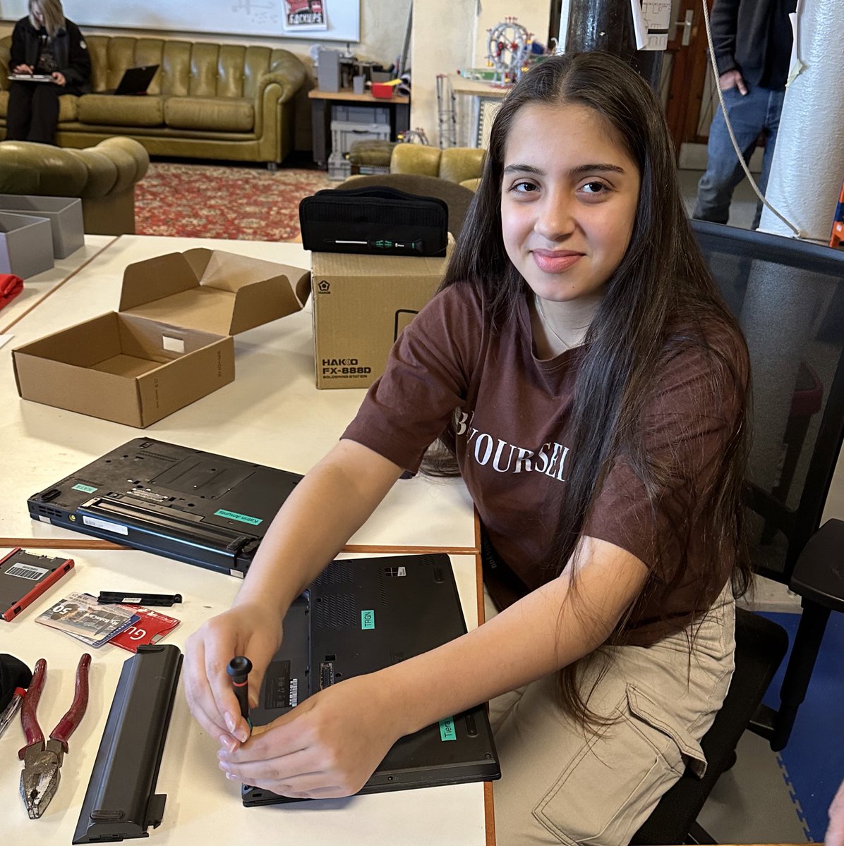 anked's tweet photo. Im #Repaircafé im @verstehbahnhof heute u.a. zur Reparatur: Bassverstärker, Zahnputzmaschine, iMac, Laptop, Spielzeug-Kettensäge, Rasenschneider, Mini-Drohne, Plattenspieler, Bohrmaschine... u es kommen immer noch neue Reparaturfälle rein. #RepairReuseRecycle
❤️🪛🔧🔩⚙️🖌️🗜️🧰⛓️❤️ https://t.co/sWY0Br3hyJ