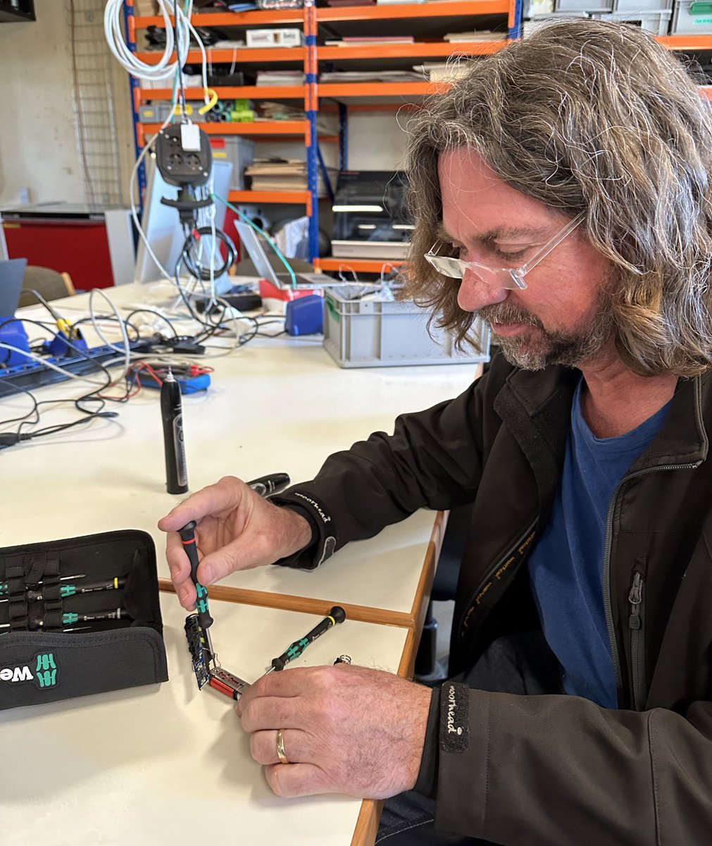 anked's tweet photo. Im #Repaircafé im @verstehbahnhof heute u.a. zur Reparatur: Bassverstärker, Zahnputzmaschine, iMac, Laptop, Spielzeug-Kettensäge, Rasenschneider, Mini-Drohne, Plattenspieler, Bohrmaschine... u es kommen immer noch neue Reparaturfälle rein. #RepairReuseRecycle
❤️🪛🔧🔩⚙️🖌️🗜️🧰⛓️❤️ https://t.co/sWY0Br3hyJ