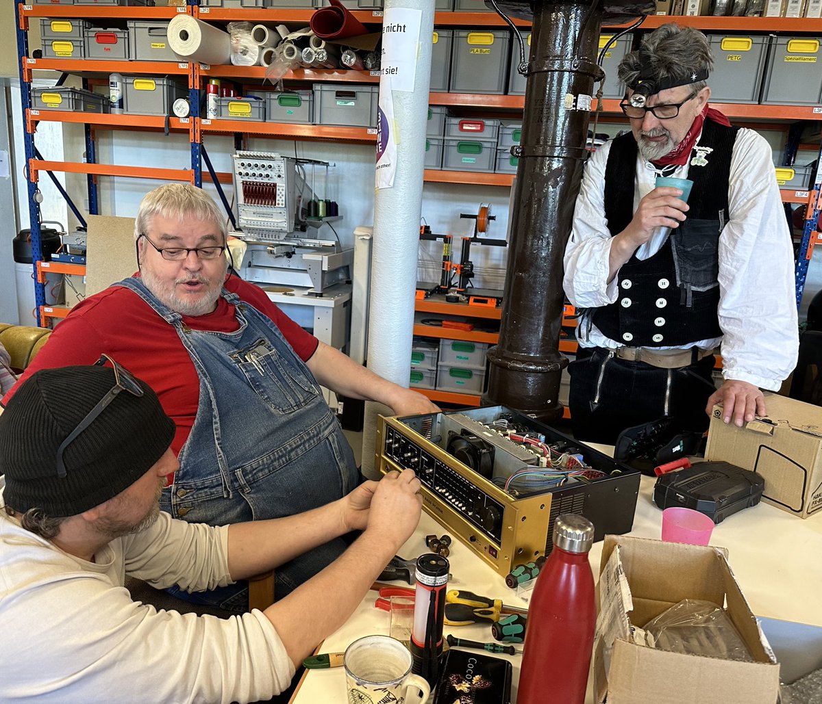 anked's tweet photo. Im #Repaircafé im @verstehbahnhof heute u.a. zur Reparatur: Bassverstärker, Zahnputzmaschine, iMac, Laptop, Spielzeug-Kettensäge, Rasenschneider, Mini-Drohne, Plattenspieler, Bohrmaschine... u es kommen immer noch neue Reparaturfälle rein. #RepairReuseRecycle
❤️🪛🔧🔩⚙️🖌️🗜️🧰⛓️❤️ https://t.co/sWY0Br3hyJ
