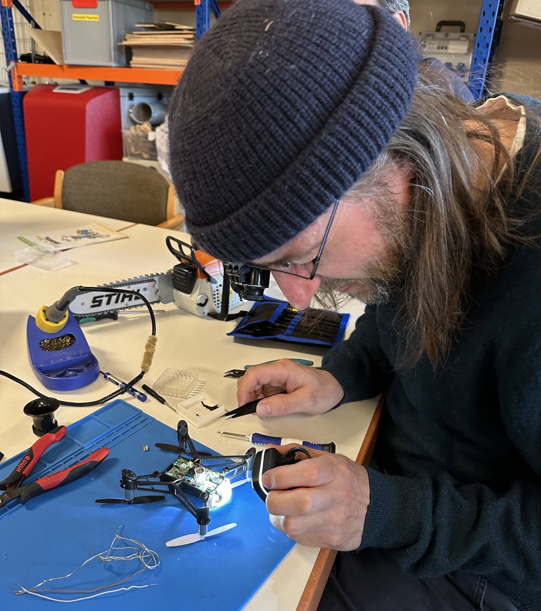 anked's tweet photo. Im #Repaircafé im @verstehbahnhof heute u.a. zur Reparatur: Bassverstärker, Zahnputzmaschine, iMac, Laptop, Spielzeug-Kettensäge, Rasenschneider, Mini-Drohne, Plattenspieler, Bohrmaschine... u es kommen immer noch neue Reparaturfälle rein. #RepairReuseRecycle
❤️🪛🔧🔩⚙️🖌️🗜️🧰⛓️❤️ https://t.co/sWY0Br3hyJ