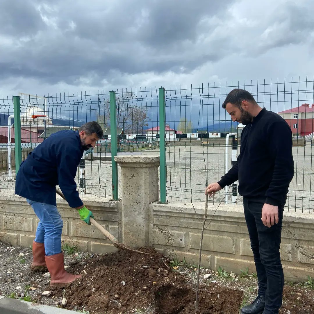 YedisuYBO's tweet photo. Yarın kıyamet kopacağını bilseniz dahi elinizdeki fidanı dikin (S.A.V) 🌱
Bugün okul ve pansiyon bahçesinde meyve ve gül fidanları toprakla buluştu. Emeği ve katkısı olan öğretmen personel ve idarecilere çok teşekkür ederiz. @yusuf_tokus @halukcakan12
@MuhtesimTunc_ @BusraaTunc_ https://t.co/fgbughmov1