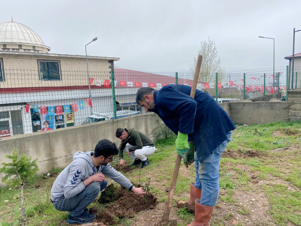 YedisuYBO's tweet photo. Yarın kıyamet kopacağını bilseniz dahi elinizdeki fidanı dikin (S.A.V) 🌱
Bugün okul ve pansiyon bahçesinde meyve ve gül fidanları toprakla buluştu. Emeği ve katkısı olan öğretmen personel ve idarecilere çok teşekkür ederiz. @yusuf_tokus @halukcakan12
@MuhtesimTunc_ @BusraaTunc_ https://t.co/fgbughmov1