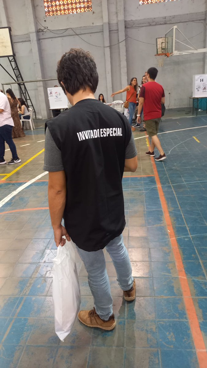 gillka_0's tweet photo. EN EL CEPB INGRESAN LOS VOTANTES ACOMPAÑADOS CON SUPUESTOS FUNCIONARIOS DEL TSJE EN UNA CLARA VIOLACION DEL CODIGO ELECTORAL (ASUNCIÓN)
#EleccionesPy2023 https://t.co/V4kSIR0N5S