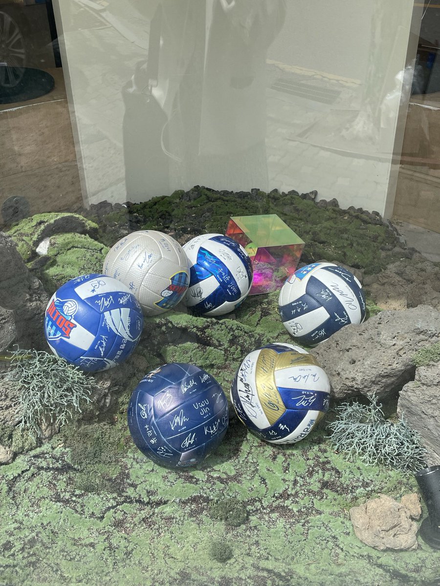 heejjin0429's tweet photo. 🧸 230428 카페 리드미
혹시 여기 김희진 전시회 아닌가요 ?,,
너무 깔끔하고 예쁘게 꾸며놓으셔서 감탄만 하면서 계속 봄 ㅜㅜ 음료도 맛있구 사진은 그냥 뭐 말로 못해 너무 이뻐요. 럭드 했는데 2등 만듼이 인형 찜기에서 꺼내는가 보고 그냥 심쿵 ,,,
#BLUESPRINGVIBES
#희진의푸른봄 #김희진 https://t.co/ZalTs4EcXf
