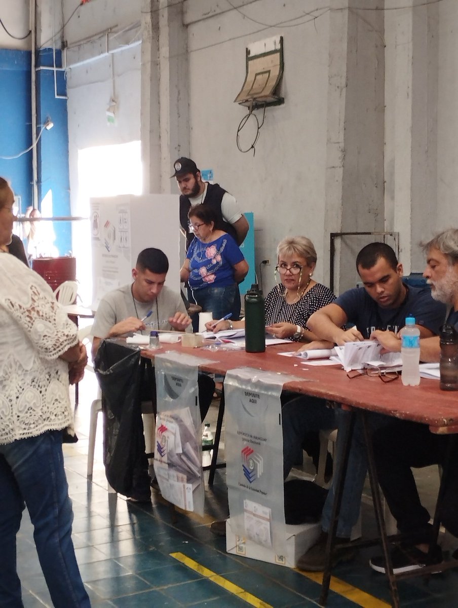 gillka_0's tweet photo. EN EL CEPB INGRESAN LOS VOTANTES ACOMPAÑADOS CON SUPUESTOS FUNCIONARIOS DEL TSJE EN UNA CLARA VIOLACION DEL CODIGO ELECTORAL (ASUNCIÓN)
#EleccionesPy2023 https://t.co/V4kSIR0N5S