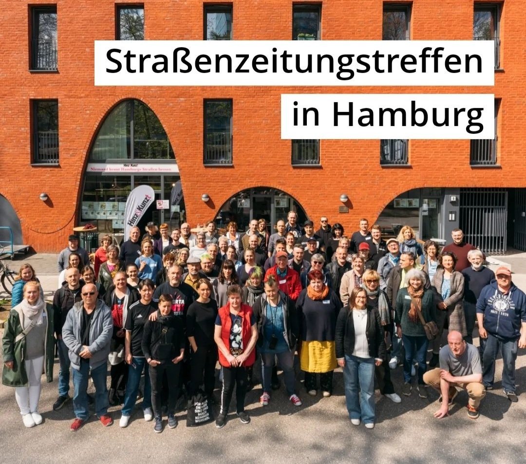 Das deutschsprachige Straßenzeitungstreffen 2023 in Hamburg stand im Zeichen des Zusammenhalts. 
🔥 Gemeinsam unterstützen wir uns bei den aktuellen Herausforderungen für unsere von Armut betroffenen Verkäufer:innen.
🔥 Gemeinsam zeigen wir auf, welch wichtige Arbeit  1/