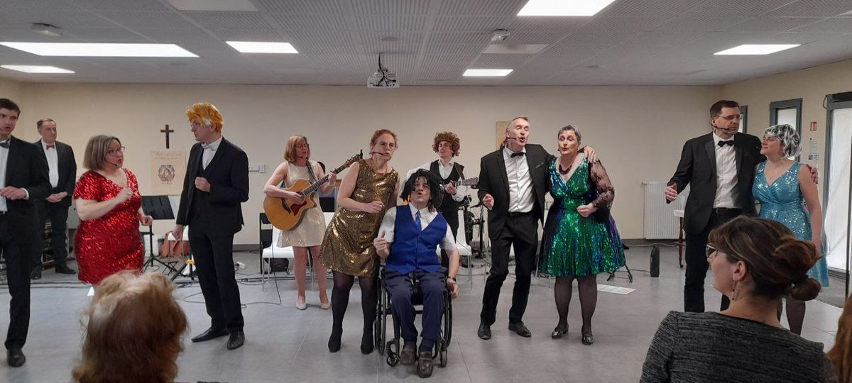 Fabien_Au's tweet photo. Cet après-midi, danse et musique à @VilledeVerneuil avec Apéro Vocal. https://t.co/MeeydpMnc1