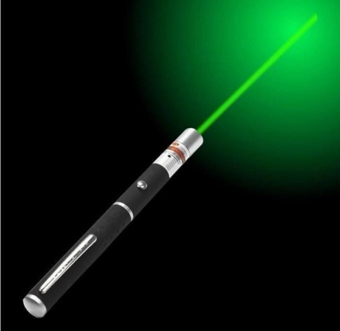 Twitthier's tweet photo. Le laser, cauchemar des drones d'observation, à ne jamais utiliser en manif cela pourrait compromettre le fichage vidéo des citoyens par les FDO. Soyons responsables!
😉✊🏽🔥🖕🏽
#1erMai #1erMai2023 https://t.co/GDM7oer1Hn