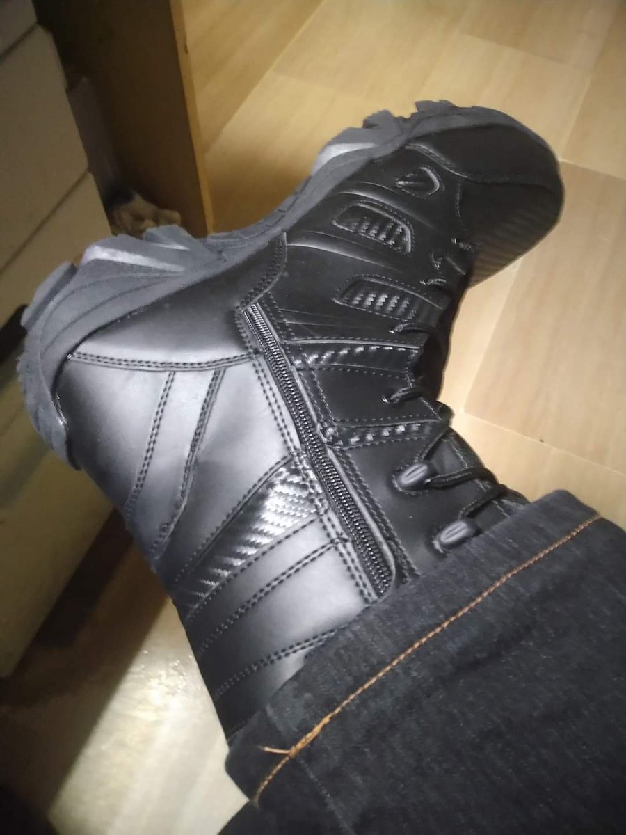 Leo sneakers tweet media