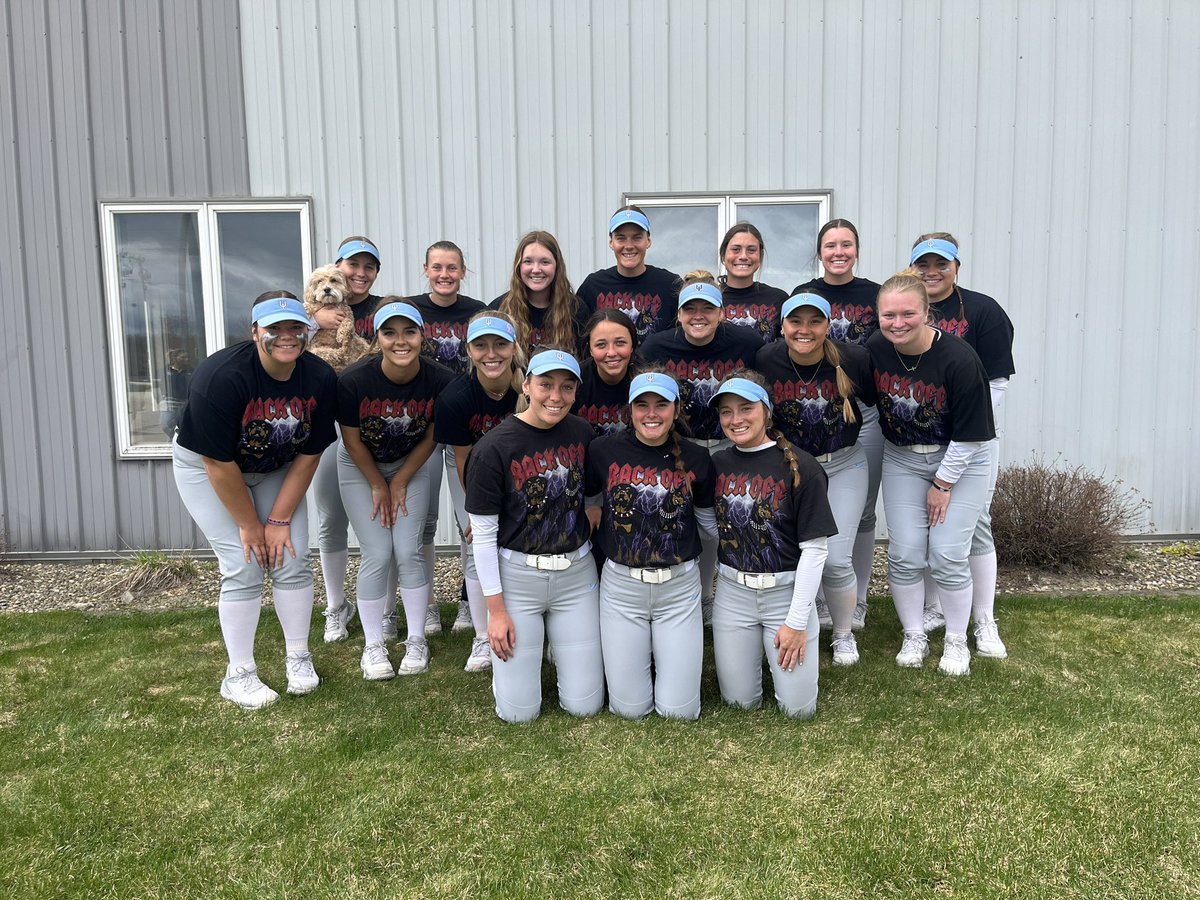 UIU_Softball's tweet photo. Yesterday we had THE BEST day, celebrating our 3 seniors! Sam, Carley and Sadie…. Thanks for all you have given to this program! 💙💙💙
2 wins, a WALKOFF, and a rainbow afterwards! Doesn’t get much better! https://t.co/fX1iu5aaRr