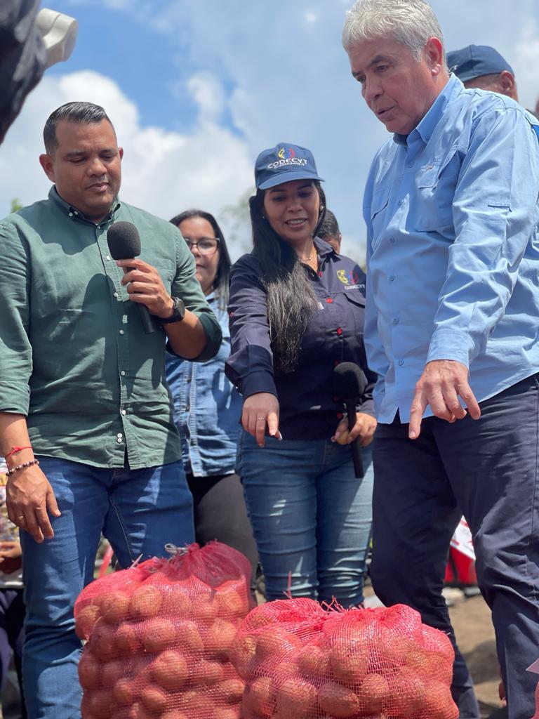 UemppatFalcon's tweet photo. #CultivandoPatria en el marco del fortalecimiento del gobierno del presidente Nicolás Maduro a los campesinos con la tecnificación de conucos y alianzas científicas-campesinos en el estado #Falcon

@NicolasMaduro 
@wcastroPSUV
@pjae2017 https://t.co/IxMOGe4ckj