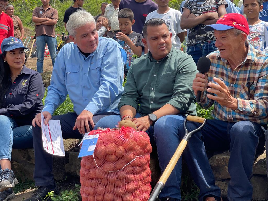 UemppatFalcon's tweet photo. #CultivandoPatria en el marco del fortalecimiento del gobierno del presidente Nicolás Maduro a los campesinos con la tecnificación de conucos y alianzas científicas-campesinos en el estado #Falcon

@NicolasMaduro 
@wcastroPSUV
@pjae2017 https://t.co/IxMOGe4ckj