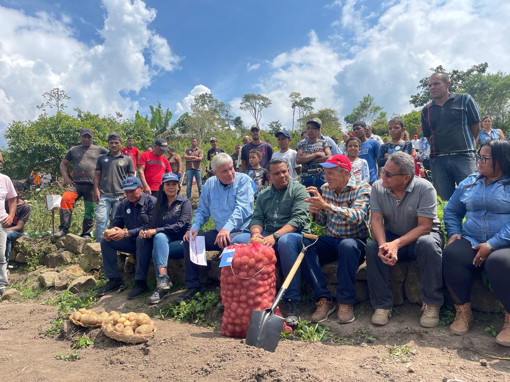 UemppatFalcon's tweet photo. #CultivandoPatria en el marco del fortalecimiento del gobierno del presidente Nicolás Maduro a los campesinos con la tecnificación de conucos y alianzas científicas-campesinos en el estado #Falcon

@NicolasMaduro 
@wcastroPSUV
@pjae2017 https://t.co/IxMOGe4ckj
