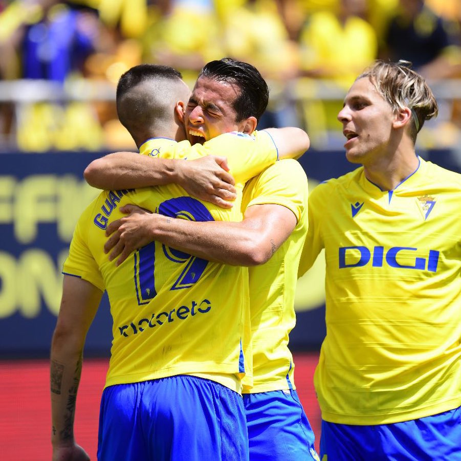 No trates de entenderlo, vívelo. El ambiente de hoy no se paga con dinero ni con nada del otro mundo, simplemente #CádizCF. 

#CádizValencia (2-1)