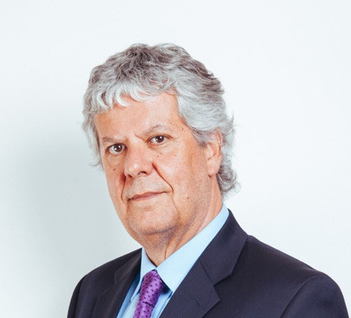 Buenos días a todos los chilenos, menos a este zorzal que hoy asume un elevado y jugoso cargo en una empresa china. 
El que vendió a esos mismos chinos miles de toneladas de cobre a precio de miseria, en un fraude a este país pocas veces visto. 
Un chileno q no merece serlo.