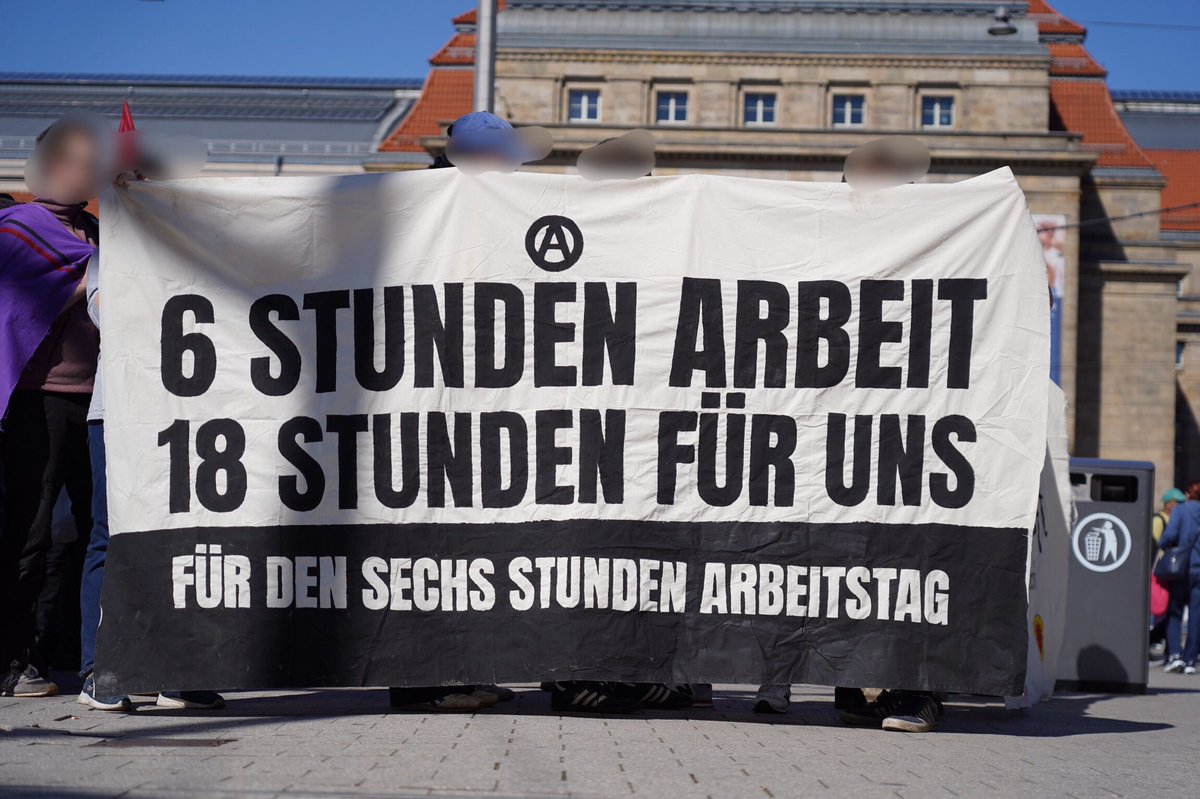 16:00 Aktuell zieht eine anarchistische Demonstration für den 6-Stunden-Arbeitstag durch die Leipziger Innenstadt.
#le3004 #Leipzig