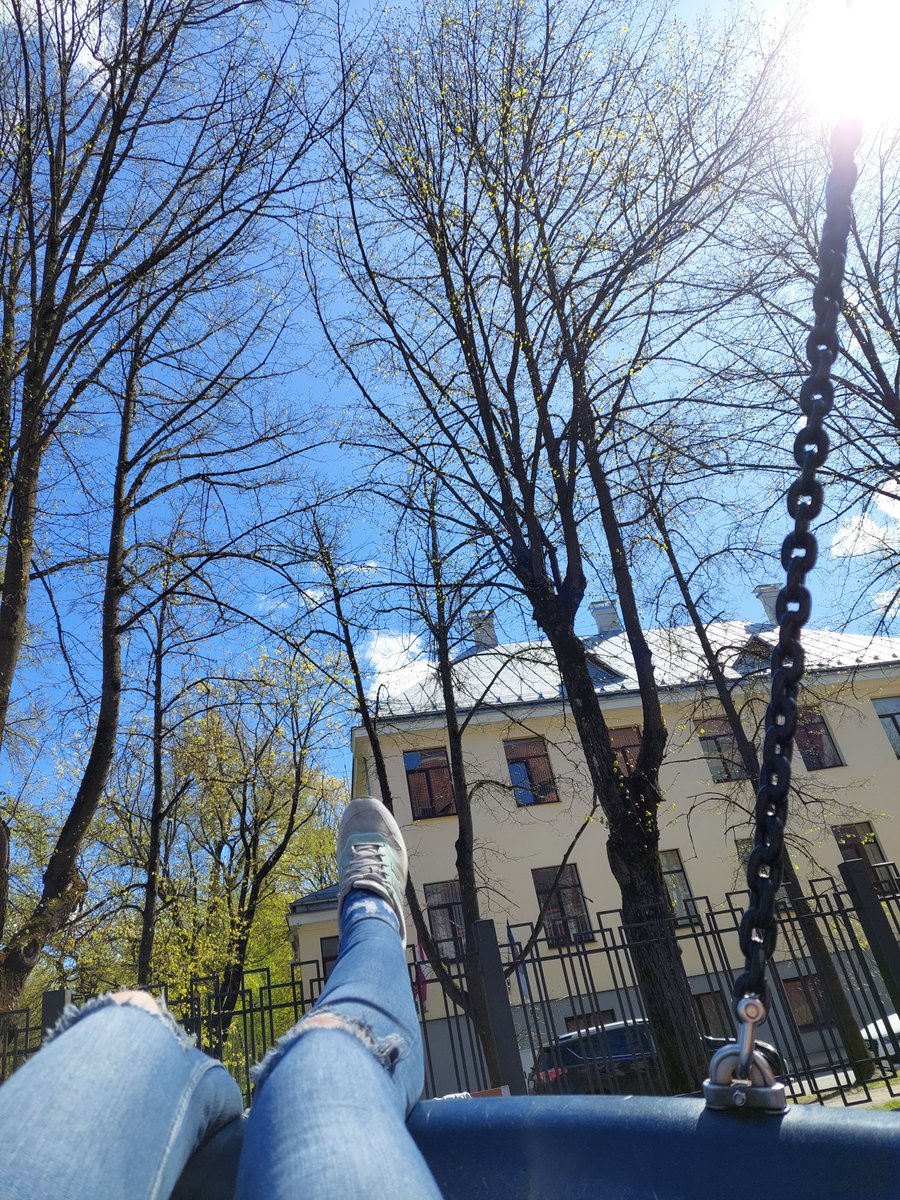 Liene. 33 gadi. Pirmo reizi šūpojas bērnu laukumiņā.
