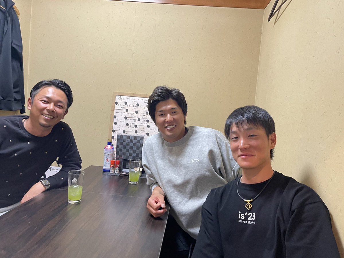 se1009's tweet photo. 中村を心の底から応援！
今の成績関係なく彼の人間性に惚れてます！
後輩だけど尊敬できる。
アンチの数の倍は応援する宣言します。

FAせずファンの恩返しと優勝の為だけに残留し、死に物狂いでプレーする漢がこの世の中どこにいる？
今頃マジでバット振って手に血マメ作って練習してるぞ

#中村奨吾 https://t.co/DfJ0KX2hN7