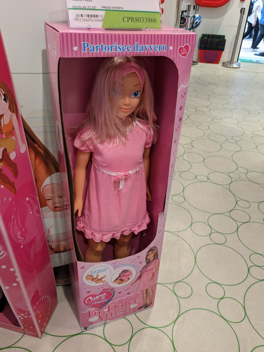 Una bambola che tutto mi pare rappresentare tranne che una maggiorenne che partorisce davvero.