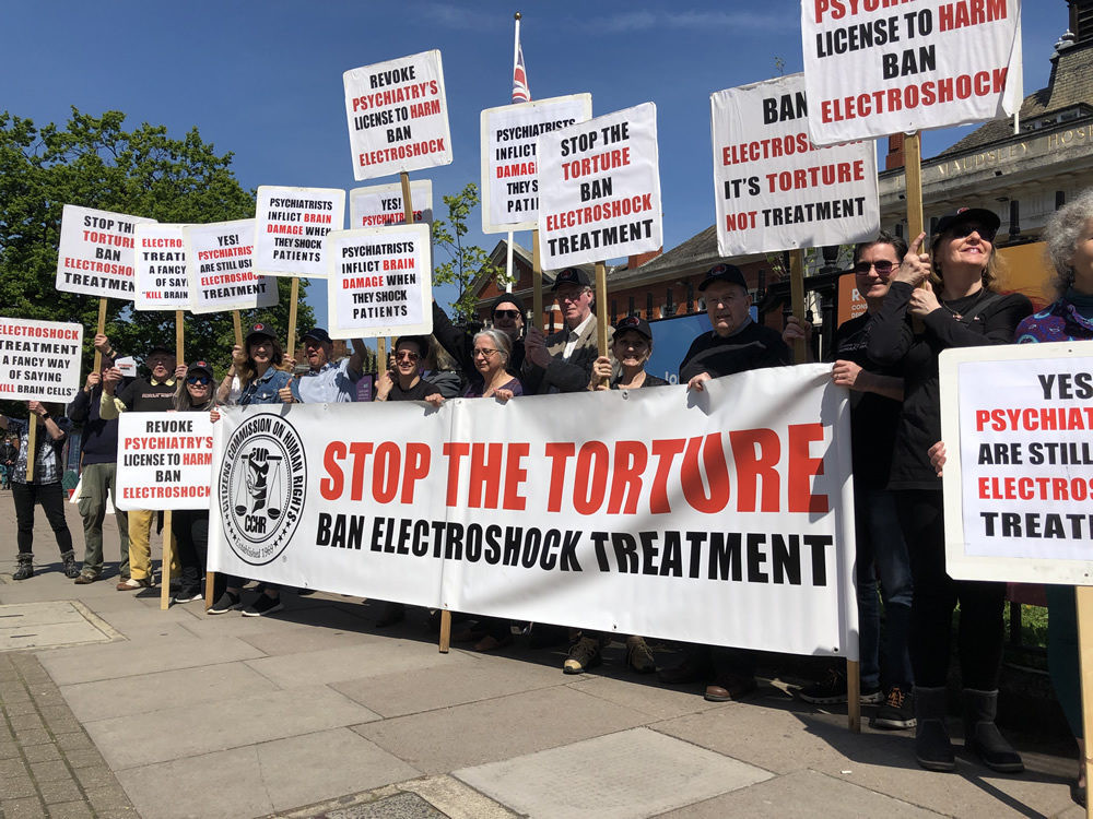 cchruk's tweet photo. Outside of the Maudsley Hospital again yesterday, one of the sites in the UK where #ECT takes place. We commonly hear, "I didn't think they do that [ECT] any more." Yes, psychiatrists still do it, while also inflicting brain damage. That's why we continue to expose this assault. https://t.co/NRYeqgZ2LS