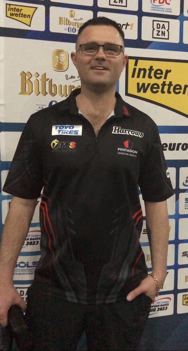 HETA HAS HEAVY WIN!!
Damon Heta beats Berry van Peer 6-1 to set up a quarterfinal tie with Stephen Bunting! 
#DartsMAD #DDC23