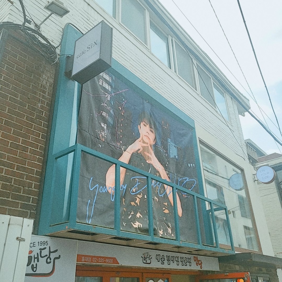 DH_2PM's tweet photo. #끝나지_않는_청춘을_우영이와

바쁜 일정 중 가장 오래 있었지 않나...! 여기서도 직접 나눠주셨던 굿즈와 포스터 정말 감사합니다..🥹 소중하게 간직할게요!!
밖에서부터 멋진 현수막과 귀여운 내부... 파란 장미! 너무 좋았습니다..🫶
그리고 쿠키! 좋은 날 함께할 기회 주셔서 감사합니다! 🥰 https://t.co/dbLhM6GgrB