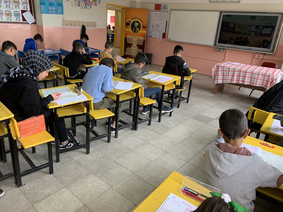 EmtagOrtaokulu's tweet photo. TÜGVA Tarafından Gerçekleştirilen KİTAP KURDU Adlı Kitap Okuma Yarışmasının Yazılı Sınavını Ortaokul Öğrencilerimize Uyguladık.
@tugvaortaokul https://t.co/GDEdOocDKI