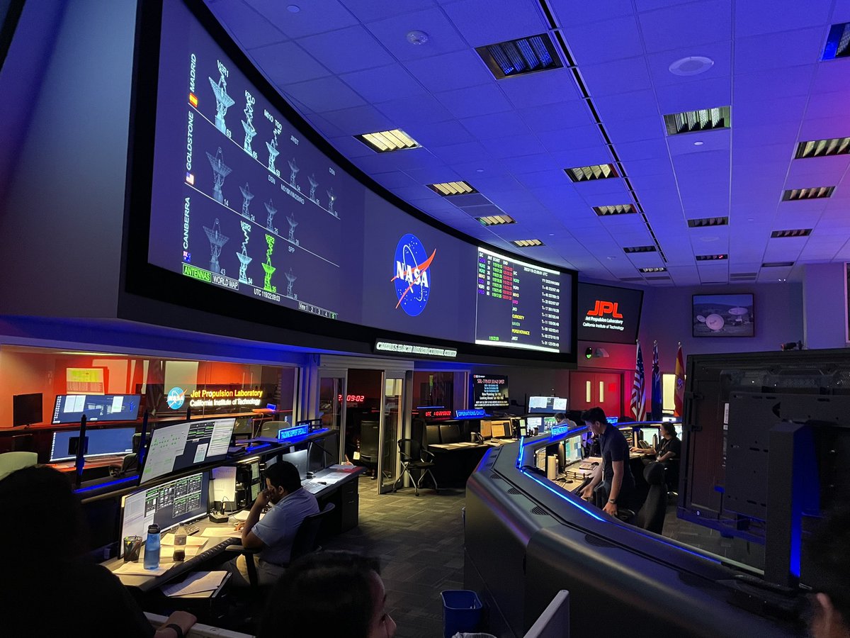 hillypaige2's tweet photo. 🙏🏻🙏🏻 to the @NASAJPL team for a fantastic #ExploreJPL program!!!
To stand in Mission Control was so inspiring and the life-size replicas of the Mars rovers and helicopter Ingenuity were amazing.  
And an infrared selfie - the perfect souvenir!
👏👏👏 https://t.co/FF11UG5vVj