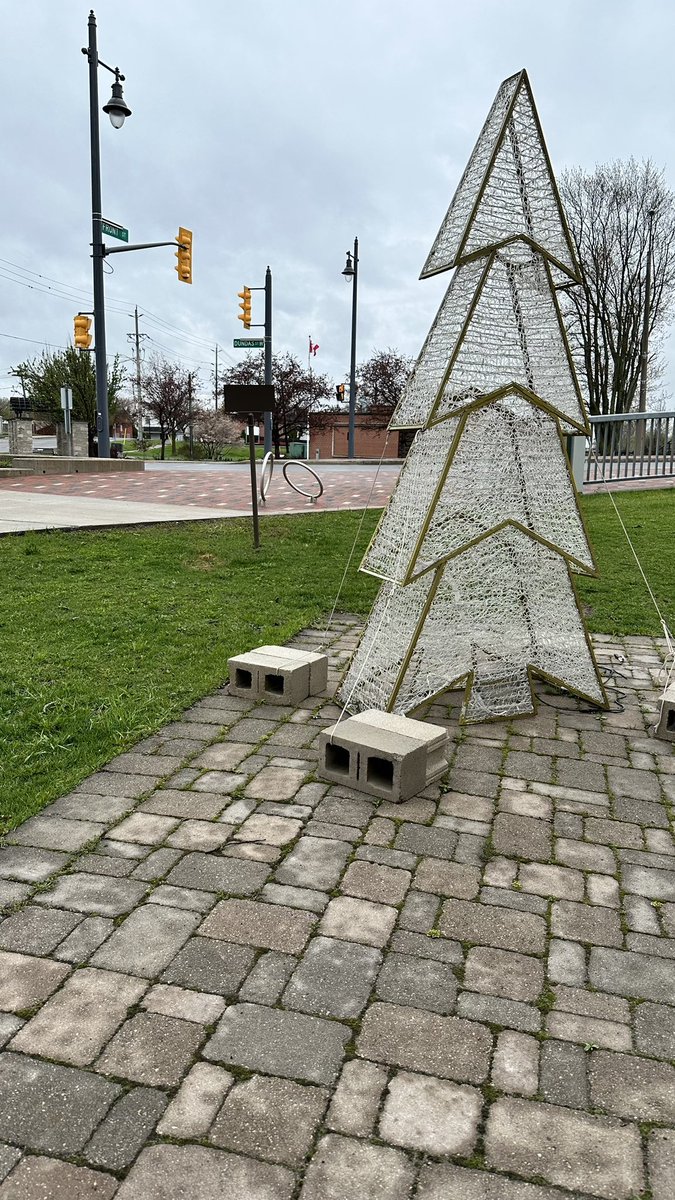 itsallaboutrich's tweet photo. Tomorrow is May 1 and we still have Christmas decorations on display? @BellevilleON https://t.co/xdUaZil94o