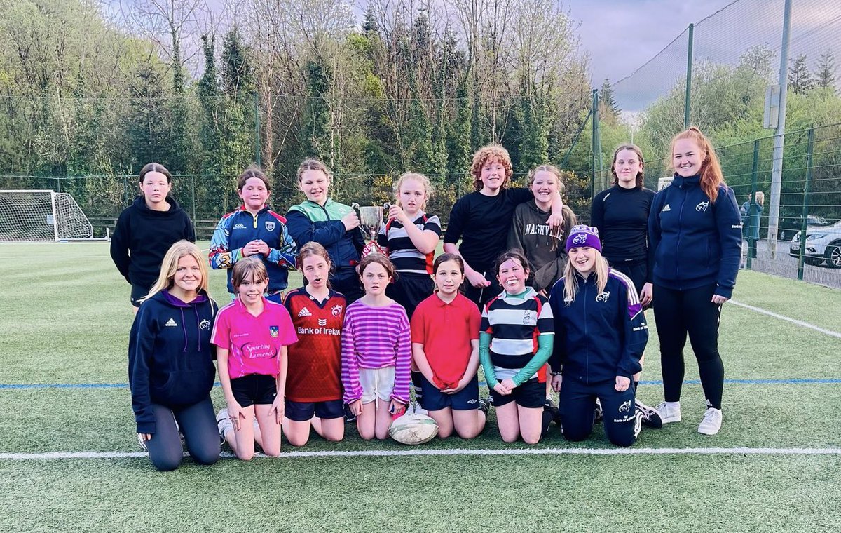 BallinaKillalo1's tweet photo. Great to have @MunsterWomen players Stephanie Carroll and Geena Behan down on Friday evening to close out our U12 Girls season. Delighted they brought the Interprovincial Trophy with them too! #MunsterStartsHere #munsterrugby @Munsterrugby https://t.co/HuRl4KdOF9