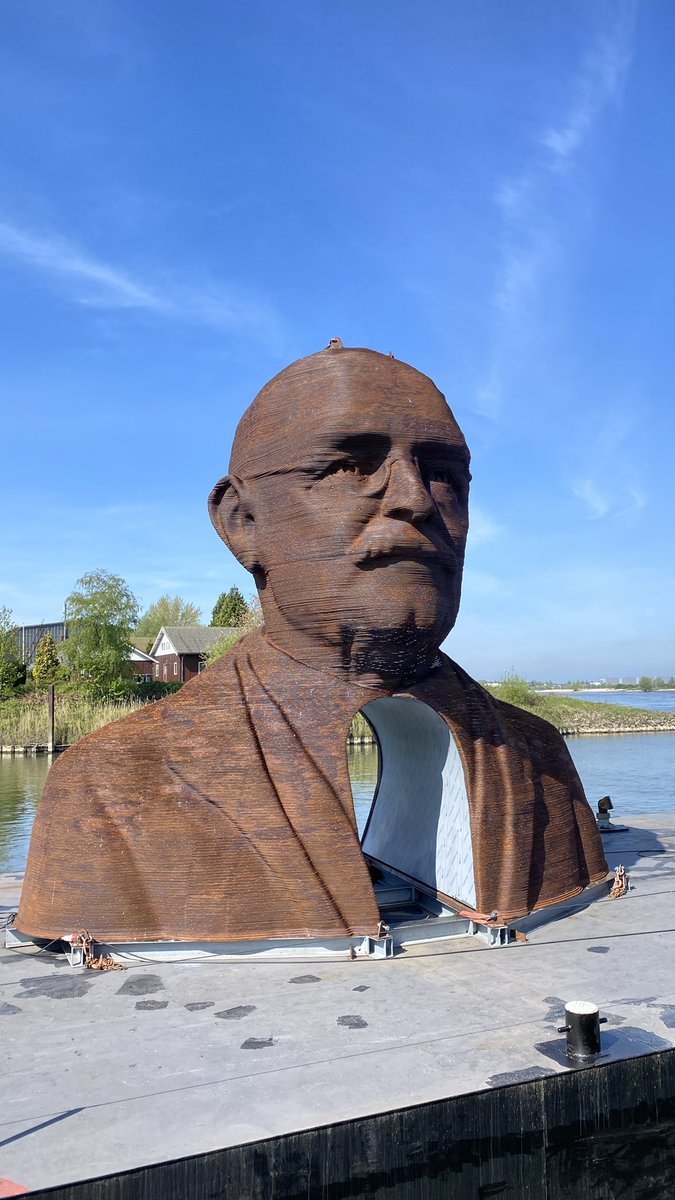 WonderingMomNL's tweet image. Schitterend! Grondlegger Gerard Philips voor even terug in zijn geboorteplaats op een prachtige plaats in de haven! #Zaltbommel #Philips #kunst #kunstwerk #zondag