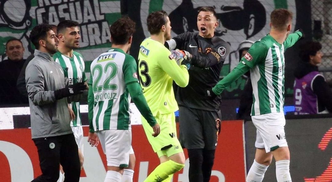 yescontextfb's tweet photo. Derbide VAR hakemi olan Serkan Tokat bu sezon Muslera’nın Sehiç’e saldırısını VAR'dan es geçmişti. Hayırlı işler.. 
#ÇifteStandartVAR https://t.co/cTi42RgWt4
