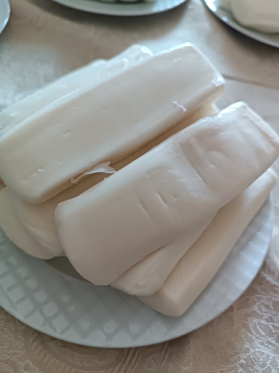 Zeynep41503913's tweet photo. Hatay yöresel peynirler
Şırdan mayalı çok lezzetli
#örgü
#lavaş
#çubuk
#misket
#dil 
#aztuzlu
#eveteslim 
#çoklezettli
#doğal
Enfes peynirler
Kgmı 135 ₺
 5 kglık alımda kargo ücretsiz  sadece 2 gün için kargo ücretsiz göndereceğim  kaçırmayın https://t.co/6GVp9BdDy6
