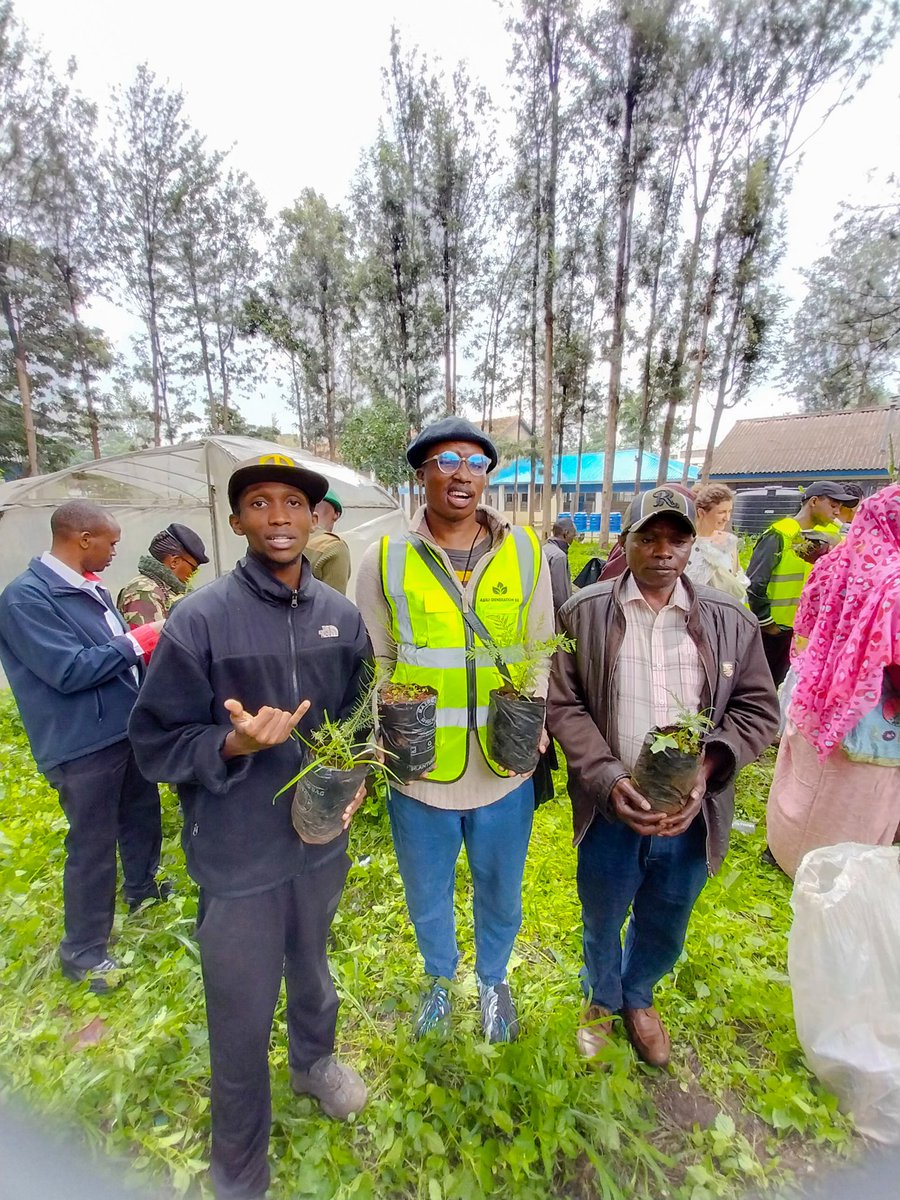 ke_asili's tweet photo. Everyday is plant day, wouldn't have wanted to end the week any other way🤭✨️🌳💯😁Planted 100 tree seedling in our community school. #generationrestoration #unep #tree_planters @UNEP @UN @Environment_Ke @ser_africa https://t.co/1M8jBCn3T3