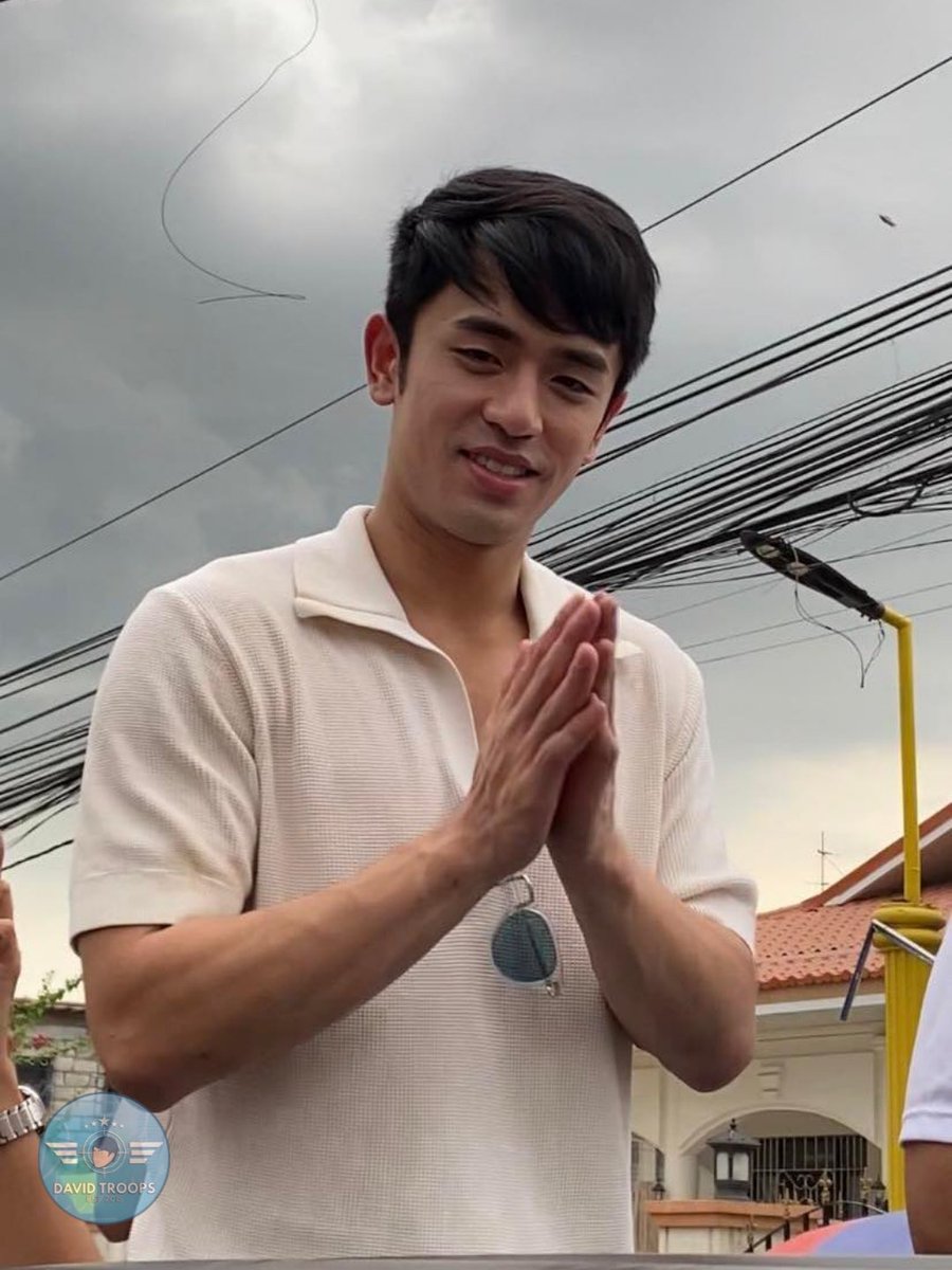 DavidTroopsOFC's tweet photo. Despite his tiring schedule, he is still smiling and waving at the crowd, being appreciative of all the love the people are giving him.

How could you be so real, David?
We hope you have a good rest after this. ❤️

📸 @ayeayit

#DavidLicauco | @davidlicauco https://t.co/qsh6OdZV2n