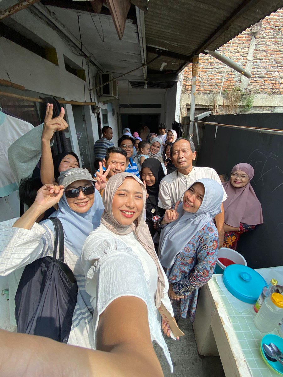 sarsayfa's tweet photo. @OPPOIndonesia #GakAdaYangKelewat 
Silahturahmi sama sepupu, om, tante, mbahkung mbah uti semuanya kumpul full team tahun ini merayakan hari suci lebaran.
Alhamsulillah
@tjintjaohidjaoe
@OPPOIndonesia #OPPORamadan2023 https://t.co/T9UIrtbJvE
