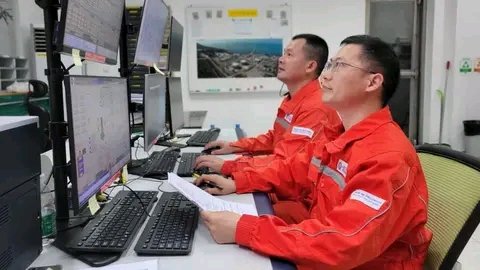 RealChenDeming's tweet photo. 中国海上石油巨头中国海洋石油总公司（#CNOOC）周一宣布，它已经实现了由中国公司运营的第一个深海天然气平台“神海一号”的全面#remotecontrol 操作。
 升级后的平台能够在#极端天气条件下工作，例如#typhoons，无需人工干预。 https://t.co/BG7rKbMw5H