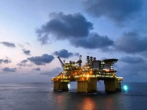 RealChenDeming's tweet photo. 中国海上石油巨头中国海洋石油总公司（#CNOOC）周一宣布，它已经实现了由中国公司运营的第一个深海天然气平台“神海一号”的全面#remotecontrol 操作。
 升级后的平台能够在#极端天气条件下工作，例如#typhoons，无需人工干预。 https://t.co/BG7rKbMw5H