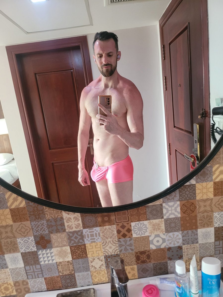 taikorasghost's tweet photo. BACK PINK IN YOUR AREA ... maybe not enough sunscreen 😞 https://t.co/6FrwzbJNTy