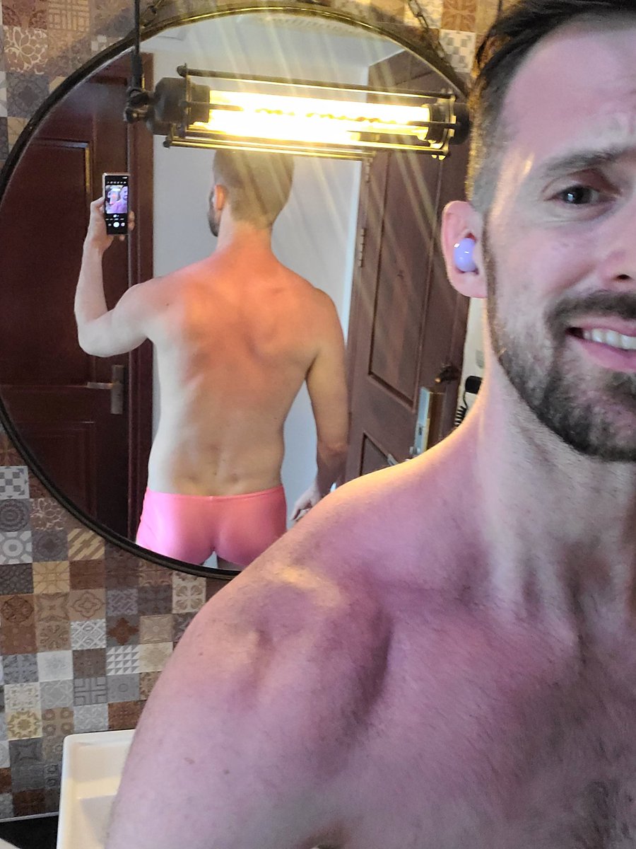 taikorasghost's tweet photo. BACK PINK IN YOUR AREA ... maybe not enough sunscreen 😞 https://t.co/6FrwzbJNTy