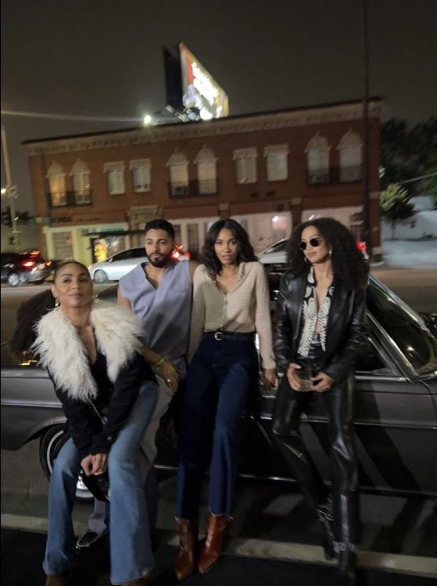 samantharchived's tweet photo. sam with greta, mike and chelsea tonight <3 https://t.co/SXRM4322fY