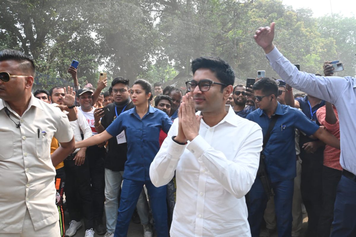 SitaramAitc's tweet photo. The #JonoSanjogYatra is @abhishekaitc 's vision for a better Bengal. Join this historic journey to transform the political landscape of the state forever. #TrinamooleNaboJowar https://t.co/i3skt2dqwh