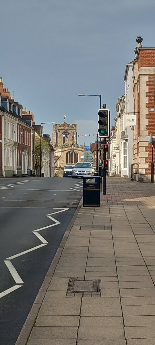 CatAboutWarwick's tweet photo. No better town to pad around this #BankHolidayWeekend #Warwick @buyin2warwick @moreWarwick @WarwickTCouncil @WarwickArms @warwickrocks 🐾🐾 https://t.co/JkIo3gszoU