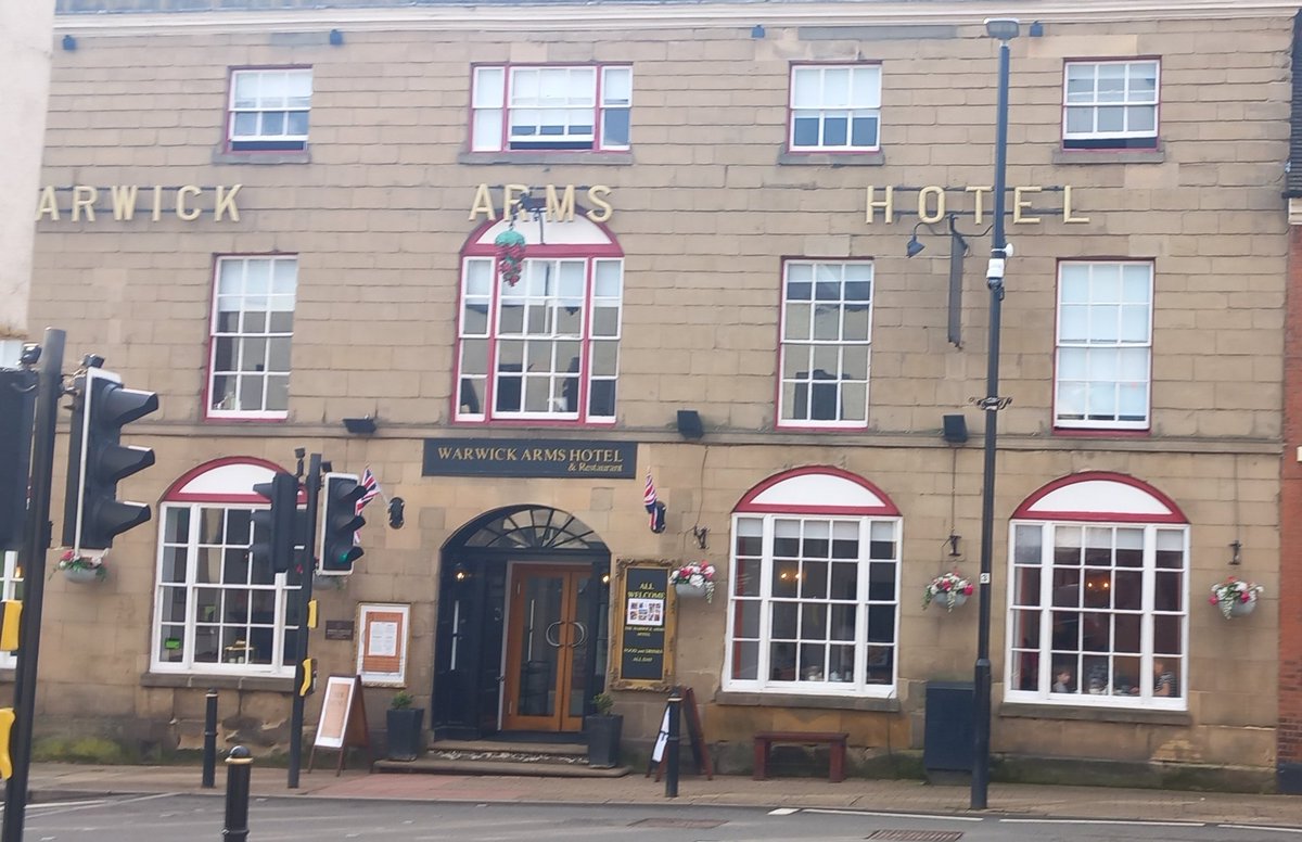 CatAboutWarwick's tweet photo. No better town to pad around this #BankHolidayWeekend #Warwick @buyin2warwick @moreWarwick @WarwickTCouncil @WarwickArms @warwickrocks 🐾🐾 https://t.co/JkIo3gszoU
