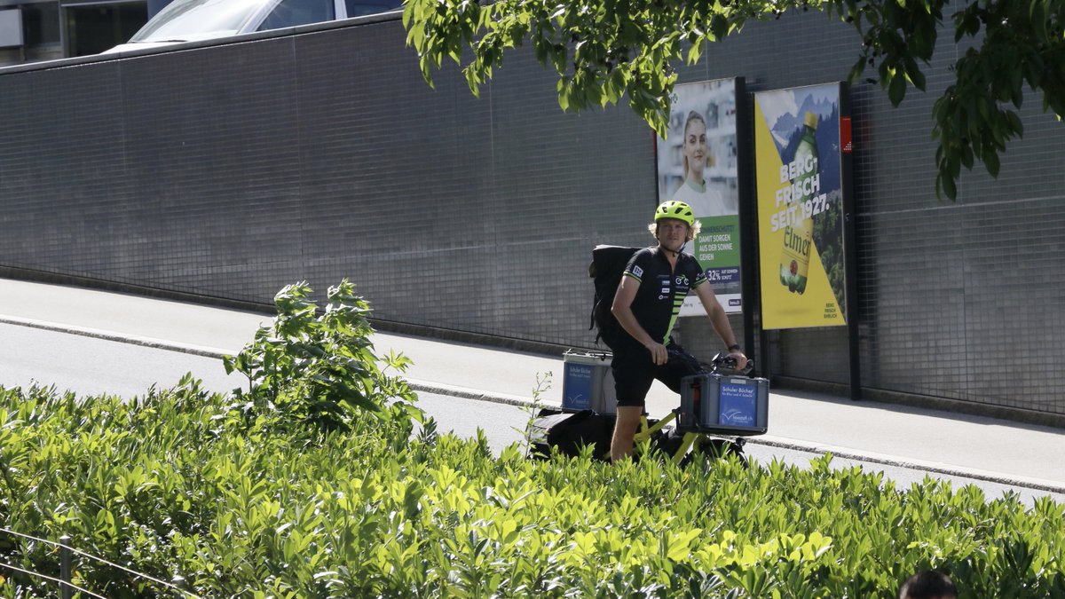 Nicht  vergessen: Am Sonntag, 14. Mai ist Muttertag. Wir liefern Samstags, 13. Mai ganztags!😉 #Offizieller Lieferpartner der Blumenläden calonder-blumen.ch / influr.ch / urech-garten.ch
🚴‍♂️❤️🧡💛💐🥀🌷🌹🌺🌸🌼💚💙💜🚴‍♂️
#muttertag #blumenliebe #churieren