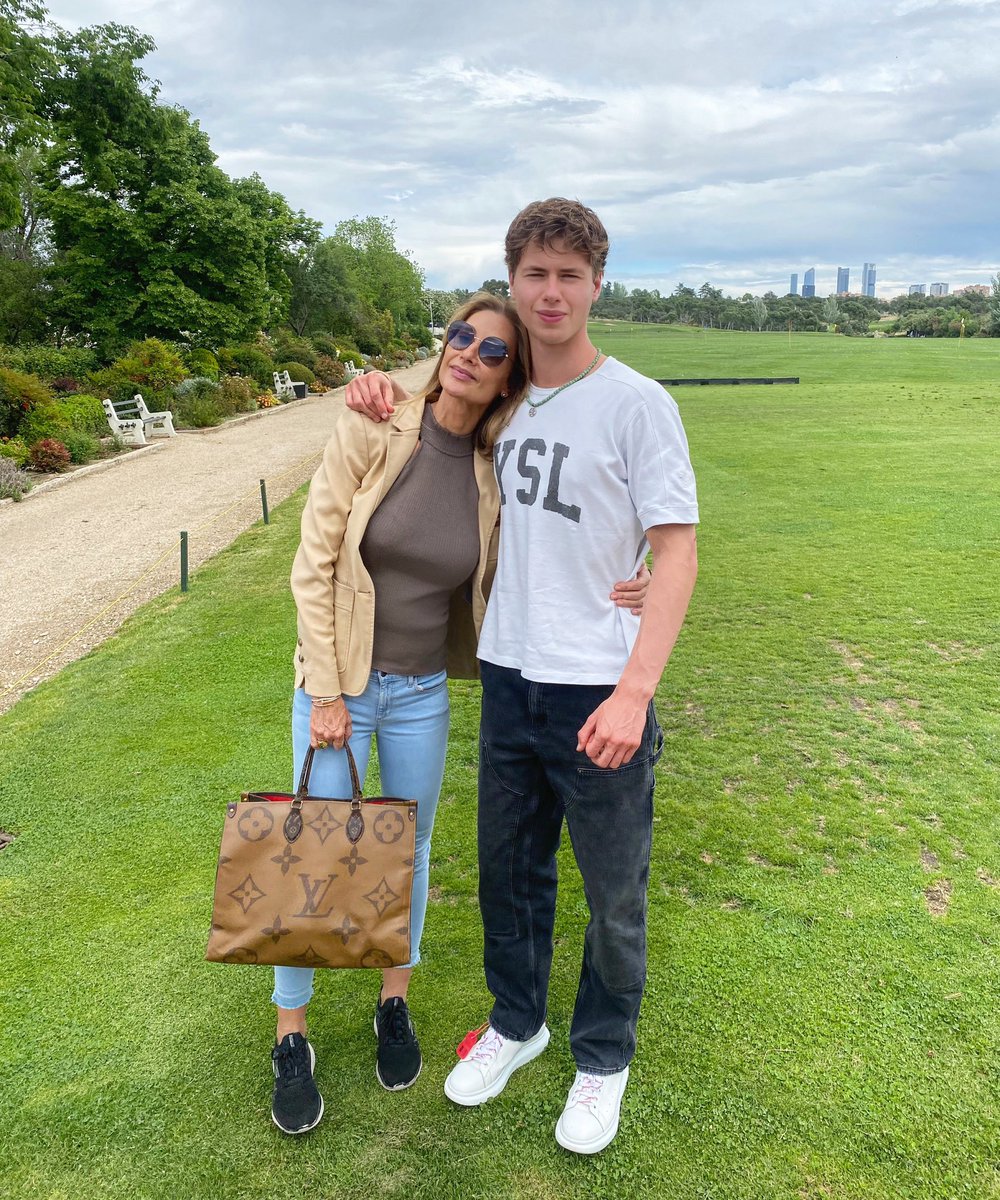 PontMonica's tweet photo. The best moments always with you 😏❤️🙏🏽 @javiersagrera_ #finallytogether #motherandson #monicayjavier #lovemyson #madrid https://t.co/cxHs6A7xrN