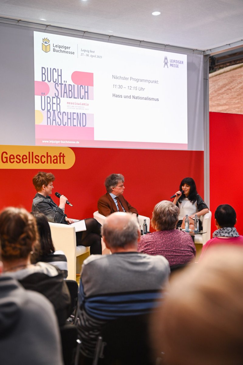buchmesse's tweet photo. Ein Gespräch über die Macht eines Gefühls und die Entwicklung der AFD führten Patrick Bahners und @kurtsarbeit Şeyda Kurt heute auf der #lbm23

Sie sprachen über die Rolle des Hasses im Kontext des neuen deutschen Nationalismus.

#leipzigerbuchmesse #lbm #buchmesse #leipzigliest https://t.co/ihavh8t7oN