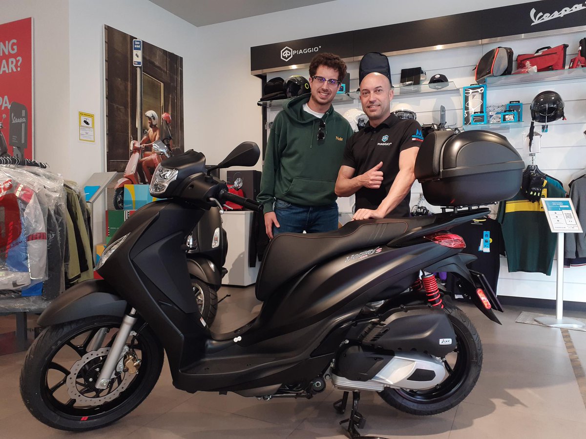 Esperamos que David esté disfrutando al máximo de su fin de semana con el nuevo Piaggio Medley 125 de #Vespamálaga ⚡⚡⚡ ¡Excelente decisión! #Vespamalaga #Malaga #Piaggio #PiaggioMedley #GrupoPiaggio #Scooter