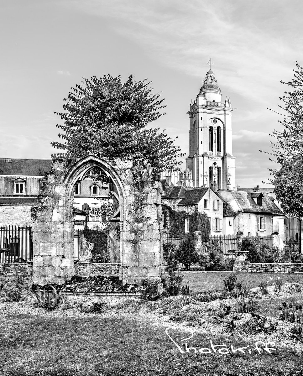 PhotokiffSenlis's tweet photo. Dans les Jardins de l'évêché 
(Eglise Saint-Pierre, en arrière plan)

#Senlis #Oise #Picardie #HautsdeFrance https://t.co/Ekfb5w1i4e
